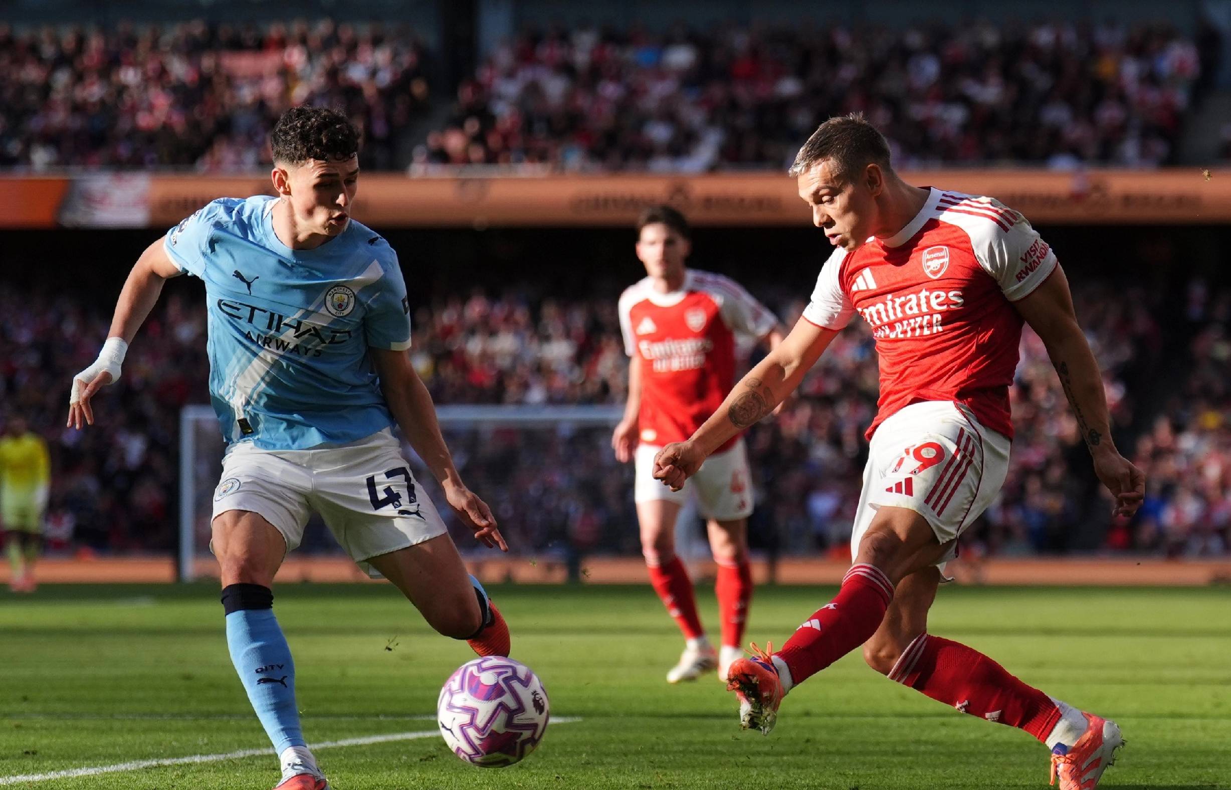 卡马万加在圣马梅斯受伤：皇家马德里的胜利与隐忧（圣马梅斯之夜卡马万加伤退，皇马赢球难掩忧虑）