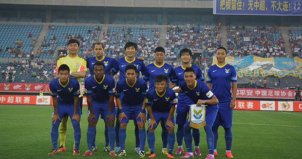 湖人赢球！詹姆斯关键时刻攻防一体！连得10分、绝杀抢断！（湖人取胜！詹姆斯生死时刻攻防统治，连拿10分+绝杀抢断锁定胜局）