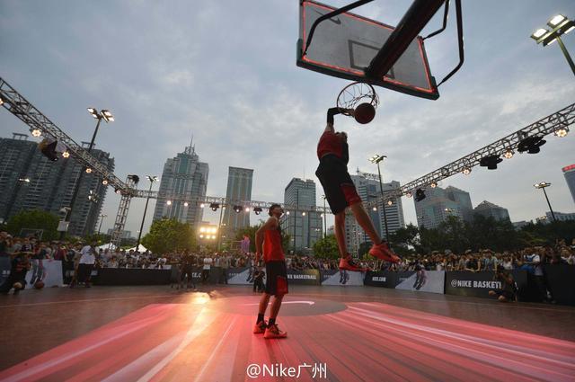 欧文突破防守助攻制胜（欧文强突送助攻锁定胜局）