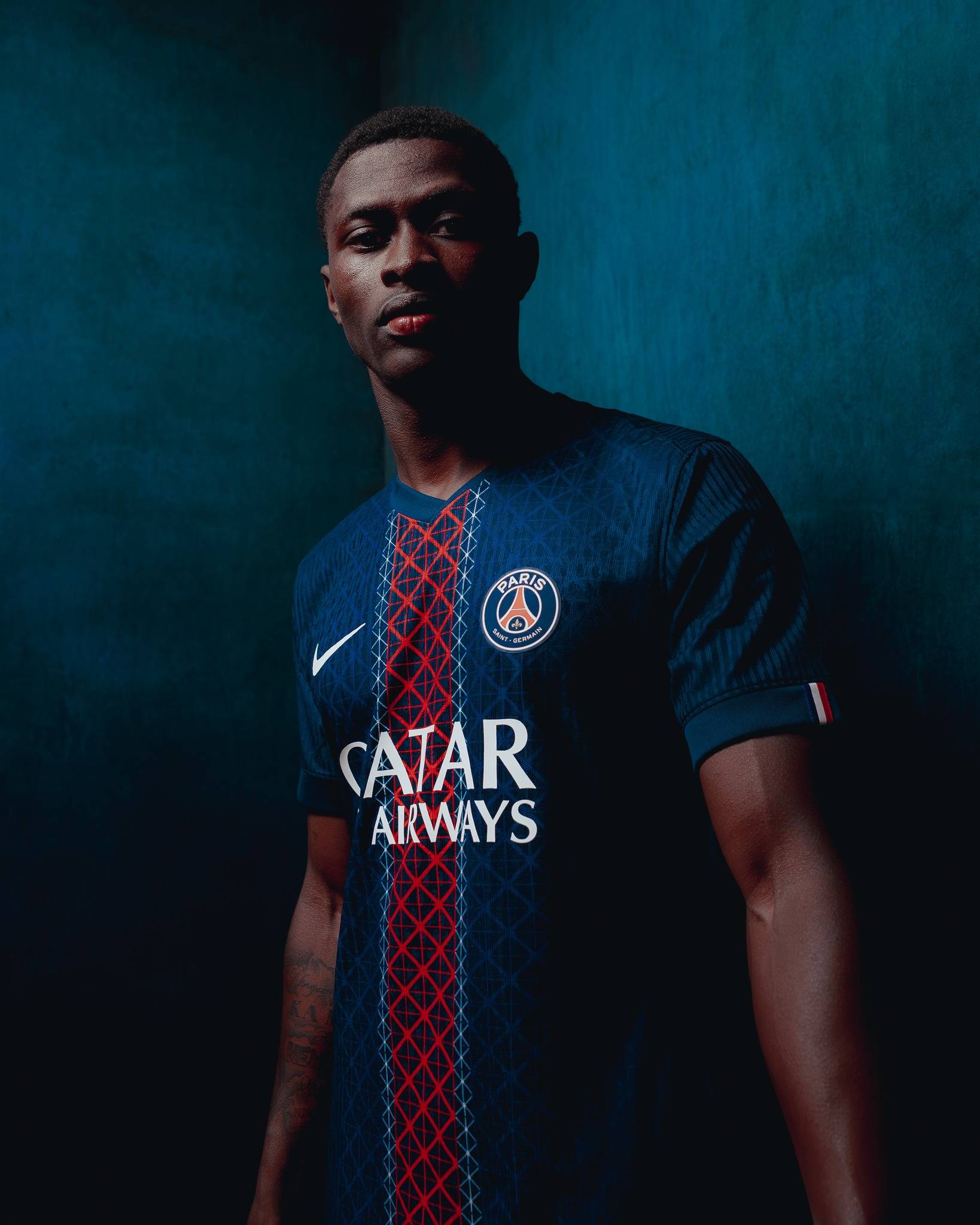 阿根廷队2026年世界杯球衣：经典蓝白条纹+黑色三道杠配饰（2026世界杯阿根廷球衣曝光：经典蓝白条纹配黑色三道杠点缀）