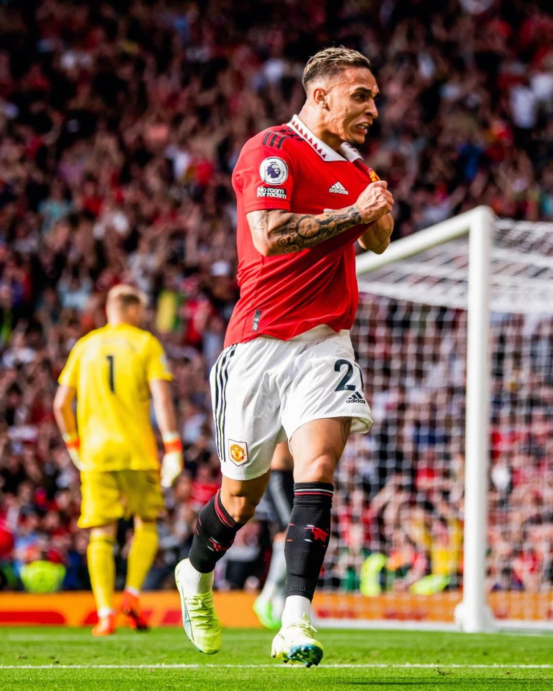 给爷整笑了，曼奇尼假意亲吻布鲁马多，将布鲁马多逗笑（曼奇尼作势亲吻布鲁马多，逗得对方当场大笑）