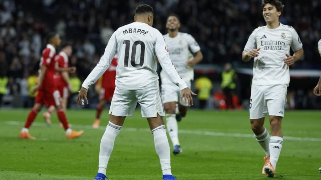 姆巴佩西甲第15轮狂轰3球，助皇马3-0胜毕巴，状态惊人，成为当世足坛第一人。（姆巴佩西甲第15轮上演帽子戏法，助皇马3-0击退毕巴，状态爆棚，坐稳当世第一人）