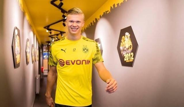 记者：张琳芃大概率还要再坚守一年，发挥老队员传帮带（记者：张琳芃大概率再战一年，继续扛起老将传帮带）