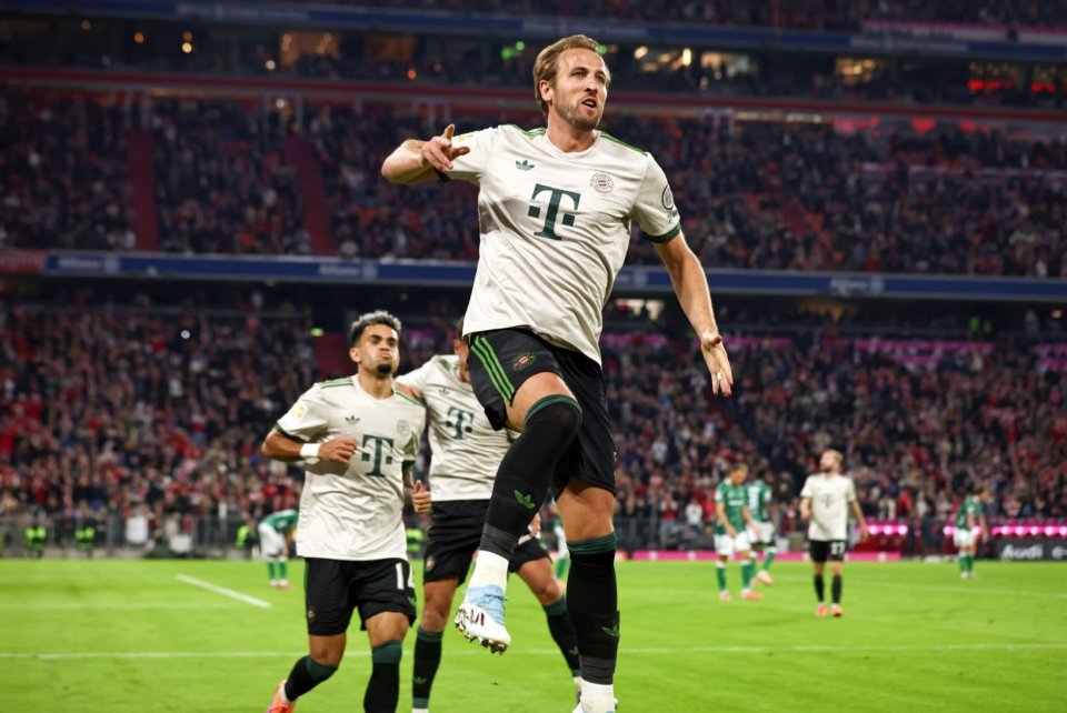 违反规则了，一支球队不能使用两名守门员（一支球队不得同时使用两名门将）