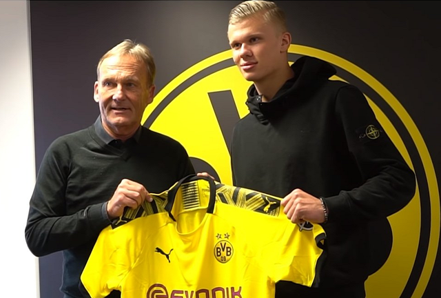 杨瀚森带女友赴美引发争议，好友崔永熙称其应专注篮球，网友支持其在球场表现。（杨瀚森携女友赴美引热议：崔永熙建议专注篮球，网友力挺其场上表现）