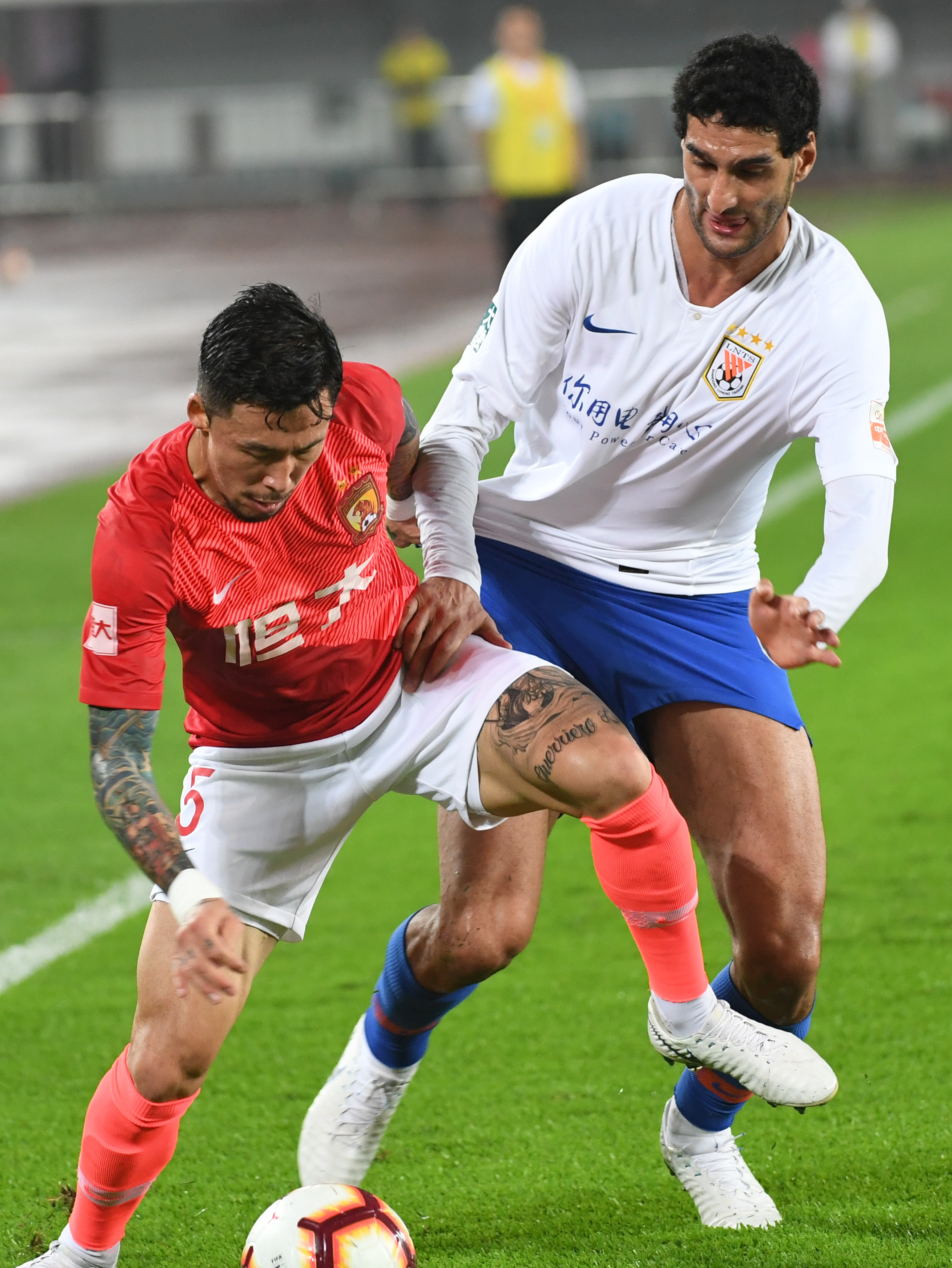 斯卡洛尼戴白手套递交世界杯，因凡蒂诺为仪式错误公开道歉（斯卡洛尼戴白手套交接大力神杯，因凡蒂诺就仪式失误公开致歉）