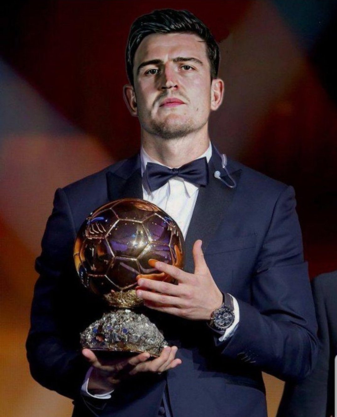 古德利晒防守贝林厄姆照片，后者调侃：抱得太紧了兄弟🤣❤️（古德利晒与贝林厄姆对抗照，贝林厄姆打趣：兄弟，你抱得太紧了🤣❤️）