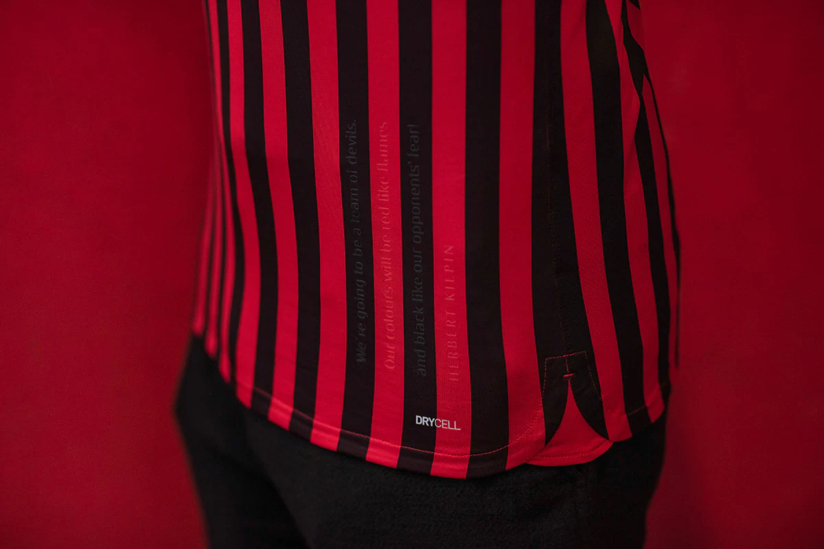 蓝军欧冠失意造访梦剧场 数据：红魔望坚韧不败（欧冠受挫蓝军做客梦剧场 数据看好红魔力保不败）